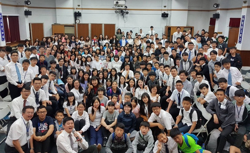 在神經綸中禱告的少年人
