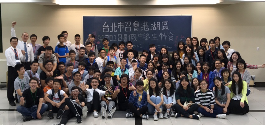 在神經綸中禱告的少年人