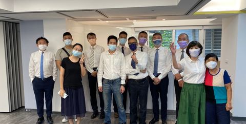 挺身昂首，轉守為攻