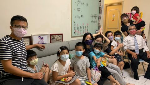 兒童成排，家家歸神