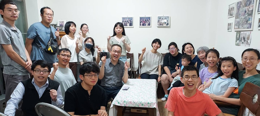 聖徒們配搭開家服事青職