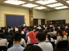 謙卑服事,因真理歡樂