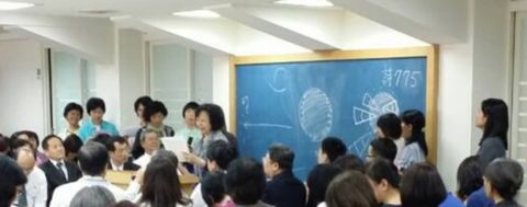 主話洗滌，豫備新婦