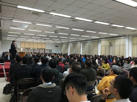 信愛勞苦， 得青年